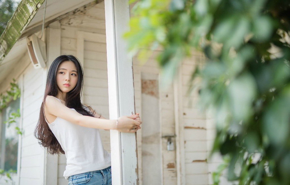若要结婚，就嫁给一个视你如宝贝的男人，他会宽容你的小毛病，原谅你的不周到;他能照顾你，仿佛你是他的小妹妹;他能溺爱你，仿佛你是他的小宠物;他能赶走你偶尔冒出来的坏情绪，他能抱着你睡觉，给你做枕头，冬天不嫌你冷，夏天不嫌你热。